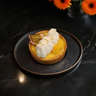Tartelette op een donker bord