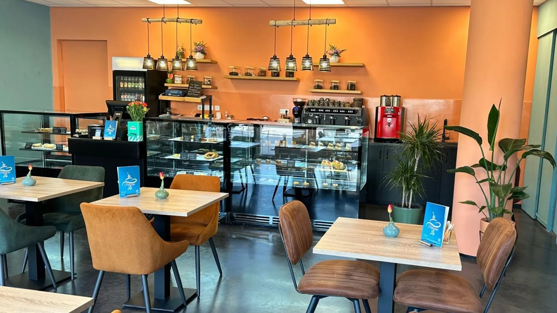 De zaal en de verlichte gebaksvitrine van Patisserie La aan de Turfstraat in Arnhem