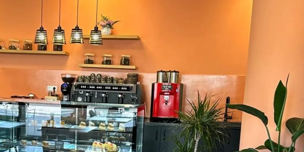 De bar van Patisserie La met de espressomachine