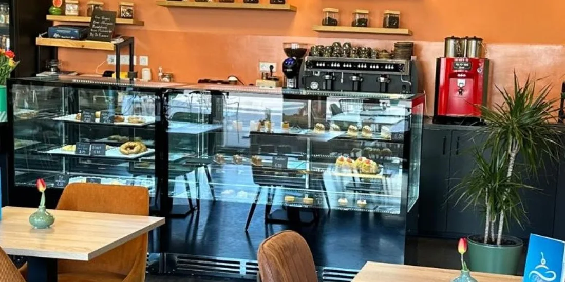De vitrine van Patisserie La van dichtbij