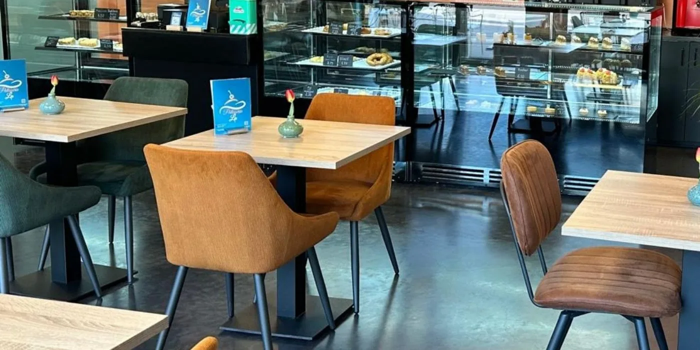 De tafels in de zaal van Patisserie La