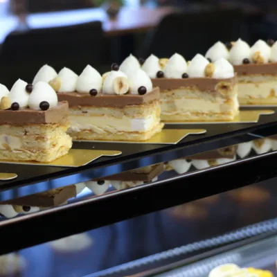 Laagjesgebak met chocoladelaag en hazelnoten in de vitrine