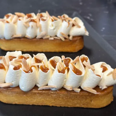 Gebakje met roomtoeven, karamel en amandelschaafsel
